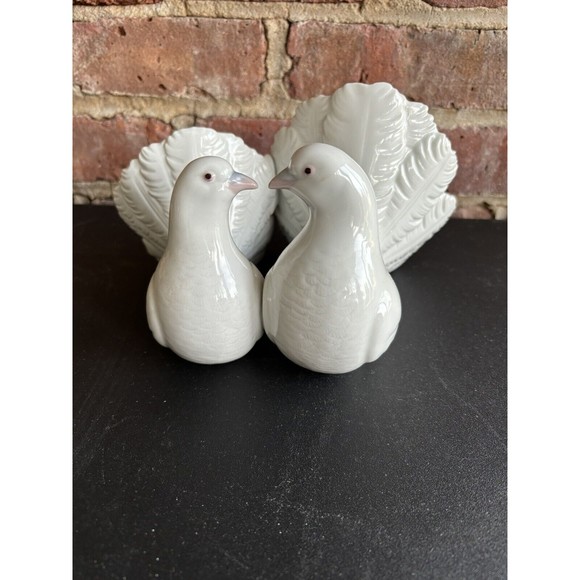 Lladro Pair of Doves Kissing Lovebirds Porcelain Figurine 1169 Pink Eyes Vintage